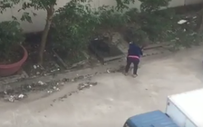 Phạt người phụ nữ nhét rác xuống cống thoát nước 1 triệu đồng