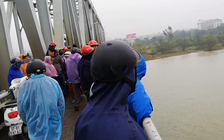 Tìm kiếm người phụ nữ nghi nhảy cầu tự vẫn