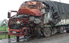 Xe container đối đầu xe tải, 3 người bị thương