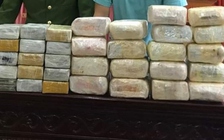 Bắt 2 nghi phạm Lào vận chuyển 30 bánh heroin và 18 kg ma túy đá