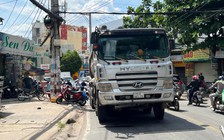 TP.HCM: Trên đường về nhà, hai mẹ con gặp nạn, người con gái bị cuốn vào gầm xe ben