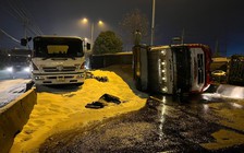 TP.HCM: Nhiều giờ giải cứu QL 1 do tai nạn lật xe tải chở gạo