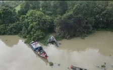 TP.HCM: Trục vớt du thuyền 6 tỉ đồng bị cháy, chìm trên sông Sài Gòn