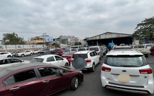 TP.HCM: Ô tô rồng rắn xếp hàng đăng kiểm, chờ hơn 36 tiếng mới nộp được hồ sơ