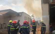 TP.HCM: Cháy xưởng sản xuất ván ép trên đường Nguyễn Xiển vào trưa 16.1