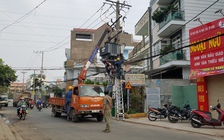 TP.HCM: Xe container gây nổ đường dây trung thế, hàng trăm hộ dân bị mất điện