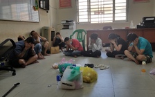 TP.HCM: Hình sự Q.8 vây bắt sòng bạc, con bạc chạy tán loạn