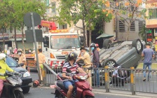 TP.HCM: Ô tô tông dải phân cách lật chổng vó trước chợ An Lạc