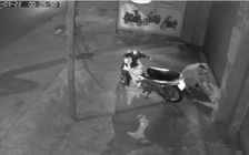 TP.HCM: Ngủ gục trước cửa nhà sau khi đi nhậu về, bị trộm xe và điện thoại
