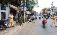 TP.HCM: Bị xe tải tông khi dừng xe trên đường mua bánh mì