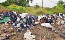 TP.HCM: Bắt quả tang người đàn ông đổ trộm rác thải công nghiệp tại Q.12