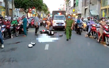 TP.HCM: Xe máy va chạm ô tô trên đường Hồ Văn Huê, 1 người tử vong