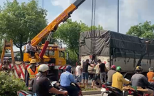 Tai nạn ở TP.HCM: Xe tải tông gãy nhiều cây xanh trên đại lộ Võ Văn Kiệt