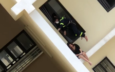 'Nghẹt thở' giải cứu cô gái ngồi thẩn thờ bên ngoài cửa sổ tầng 18 chưng cư