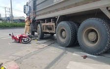 TP.HCM: Va chạm với xe ben, người phụ nữ và bé trai phải nhập viện