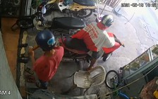 TP.HCM: Hai thanh niên lừa cụ bà mua thuốc lào để trộm bình ắc quy