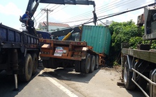 TP.HCM: Xe container tông dải phân cách gây kẹt xe hơn 8 tiếng trên Quốc lộ 22