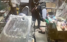 TP.HCM: Giật mình vì kẻ trộm vào tận phòng ngủ lấy tài sản