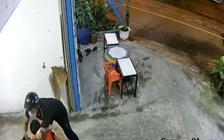 TP.HCM: Kẻ cướp táo tợn xông vào nhà xịt hơi cay 3 cháu bé, cướp điện thoại