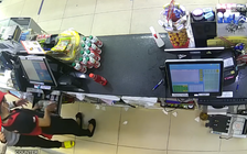 TP.HCM: Nữ nhân viên cửa hàng tiện lợi bị cướp kề dao vào cổ lấy tiền