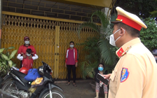 TP.HCM: Người dân đem theo cơm chờ qua chốt kiểm soát Covid-19 để về quê