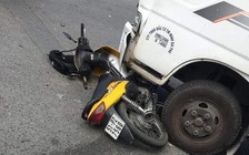 TP.HCM: Xe tải cuốn xe máy vào gầm giữa giao lộ vắng người