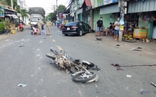 TP.HCM: Xe máy bể nát sau khi từ hẻm lao ra tông thẳng ô tô