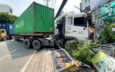 TP.HCM: Nổ lốp, xe container lao vào quán cơm