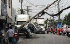 Trụ điện ngã đè xe tải ở TP.HCM: Tác động từ xe container vướng cáp thông tin?