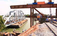 Hồi hộp dõi theo sà lan lai dắt nhịp cầu Ghềnh