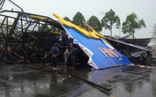 Tấm pano khổng lồ ở Biên Hòa bị gió quật đổ