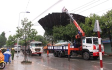 Gió cuốn mái tôn 'khủng' bay vèo ra đường, đè lên hệ thống dây điện