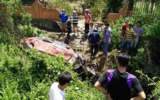 Ô tô BMW 'bay' xuống suối, 7 người thương vong