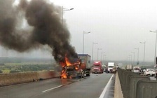 Đầu kéo container cháy rụi trên đường cao tốc TP.HCM - Long Thành - Dầu Giây