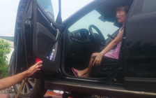 Nữ tài xế không chịu rời xe, CSGT cẩu cả xe lẫn người về trạm