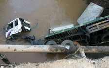 Xe container lao xuống suối từ độ cao 5 m