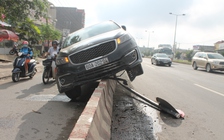 Ô tô 7 chỗ mất lái, leo dải phân cách