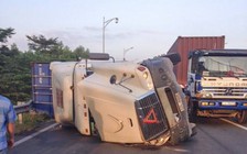 Container lật trên cao tốc, giao thông ùn ứ nghiêm trọng