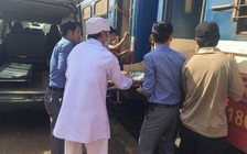 Tàu hỏa chuyển nạn nhân vừa bị tông trên đường ray đi cấp cứu