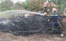 Cháy bãi lốp ô tô cũ, mất điện hơn 2 giờ