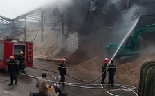 Kho chứa bã mì cháy âm ỉ từ sáng đến tối