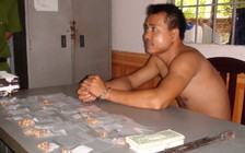 Dùng xà beng cạy cửa trộm tiệm vàng