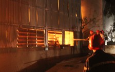 Xưởng gỗ bốc cháy, người dân tháo chạy trong đêm