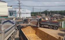 'Rồng rắn xe ben' do tài xế không chịu nhường đường nhau