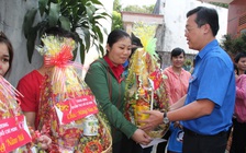 TƯ Đoàn tặng quà cho công nhân nghèo ở Đồng Nai