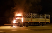 Xe tải bốc cháy dữ dội trong đêm