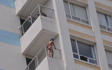 Nam bệnh nhân khỏa thân, trèo ra ban công lầu 10 đòi tự tử