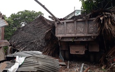 Xe tải mất lái, ủi vào quán cà phê