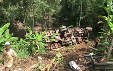 Hai xe lao xuống vực sau cú va chạm