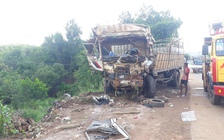 Tránh xe ba gác bị nổ lốp, xe tải lao xuống vực, 2 cha con tử vong